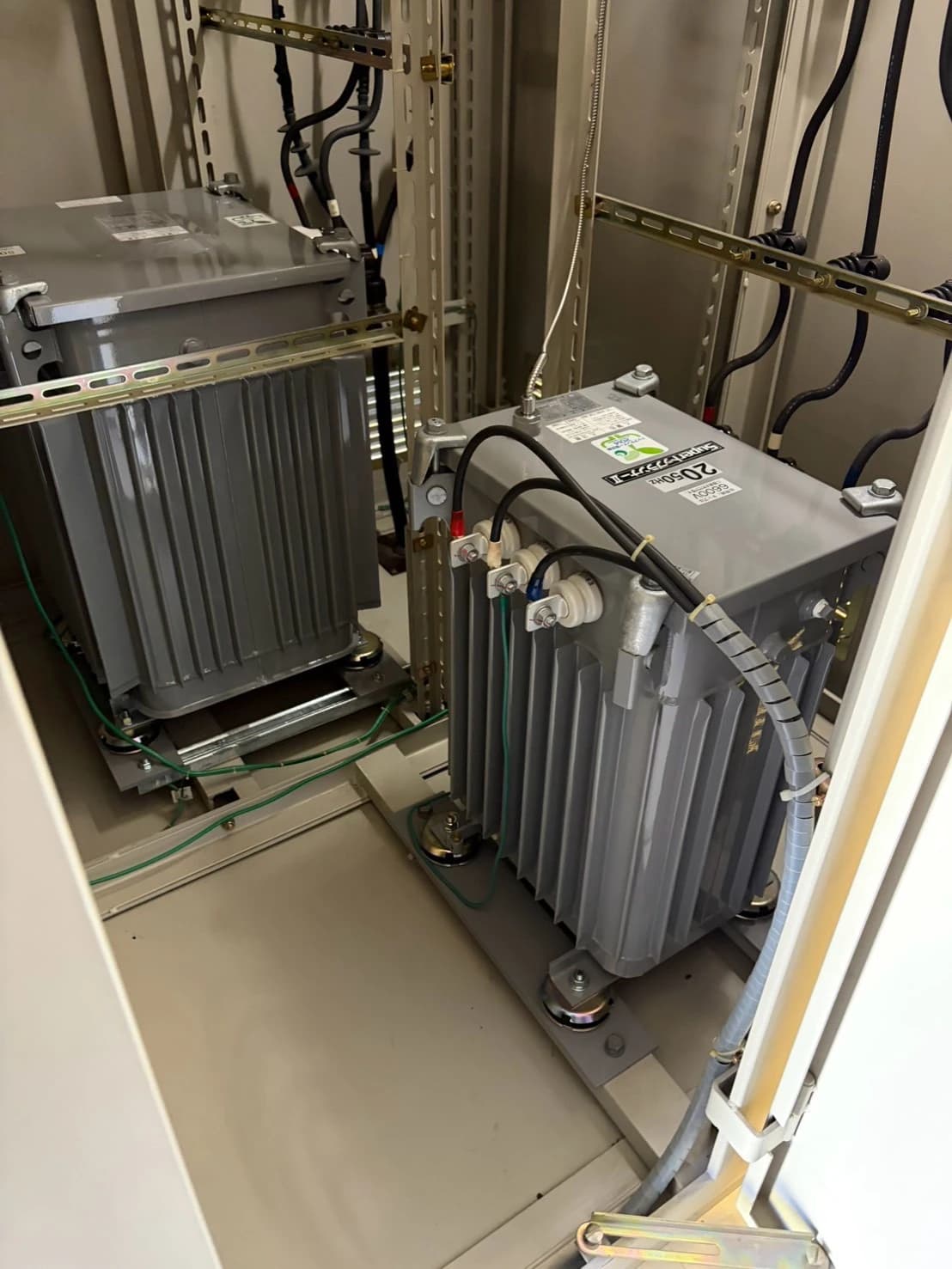 受電盤の内部に据え付けた 6,600V 変圧器 2 台と接地線