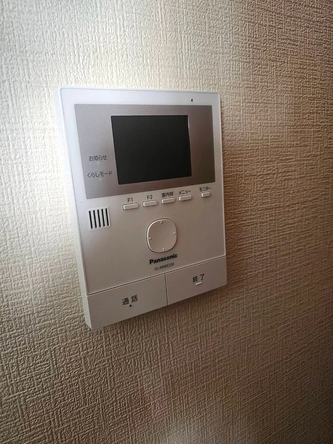 室内の壁に取り付けた Panasonic 製のテレビドアホンのモニター親機